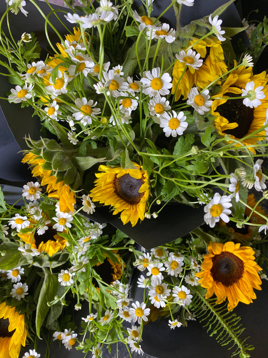 THE ATTRACTION Sunflower Bouquet